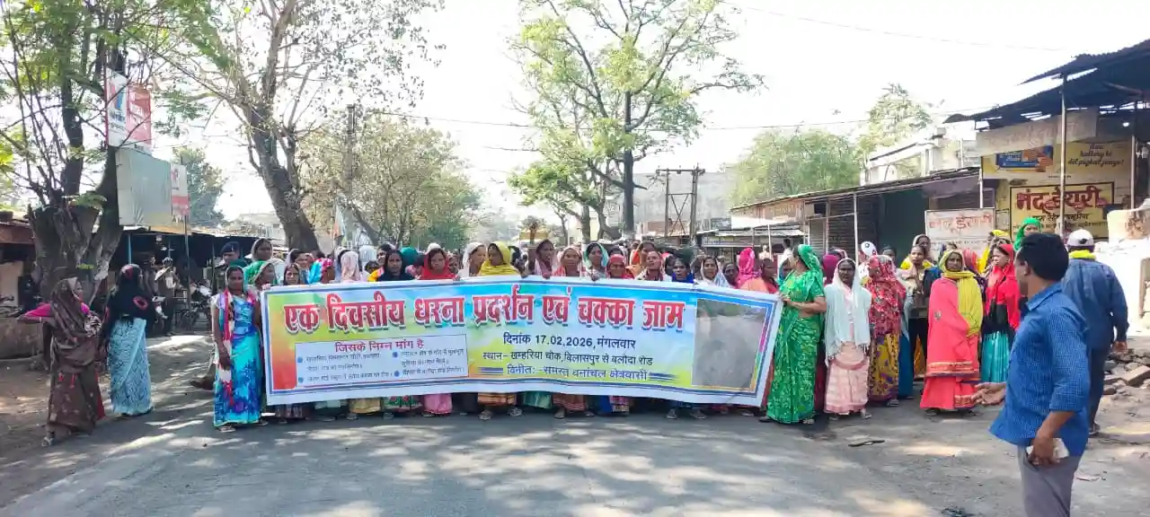 दो प्रमुख मांगों को लेकर जनपद सदस्य लक्ष्मीन बाई पोर्ते के नेतृत्व में लोगों ने किया चक्का जाम